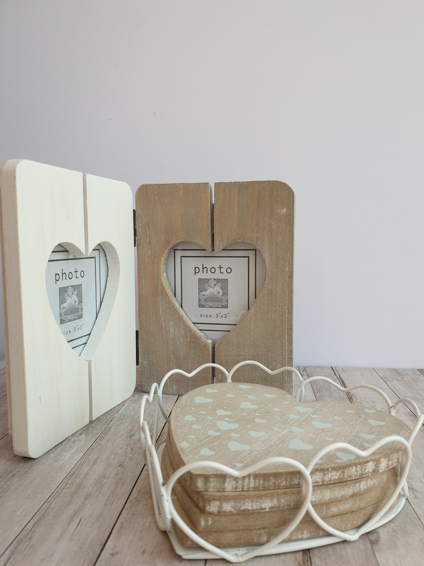Heart aperture rustic photo frame